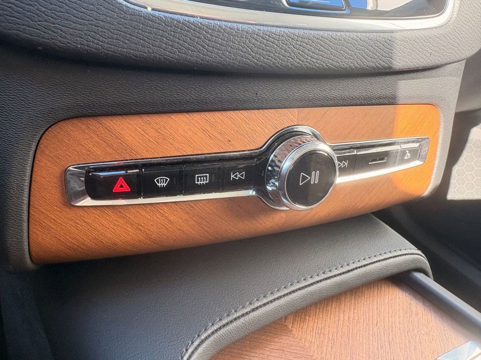 Certified 2025 Volvo XC90 B6 Plus image 18