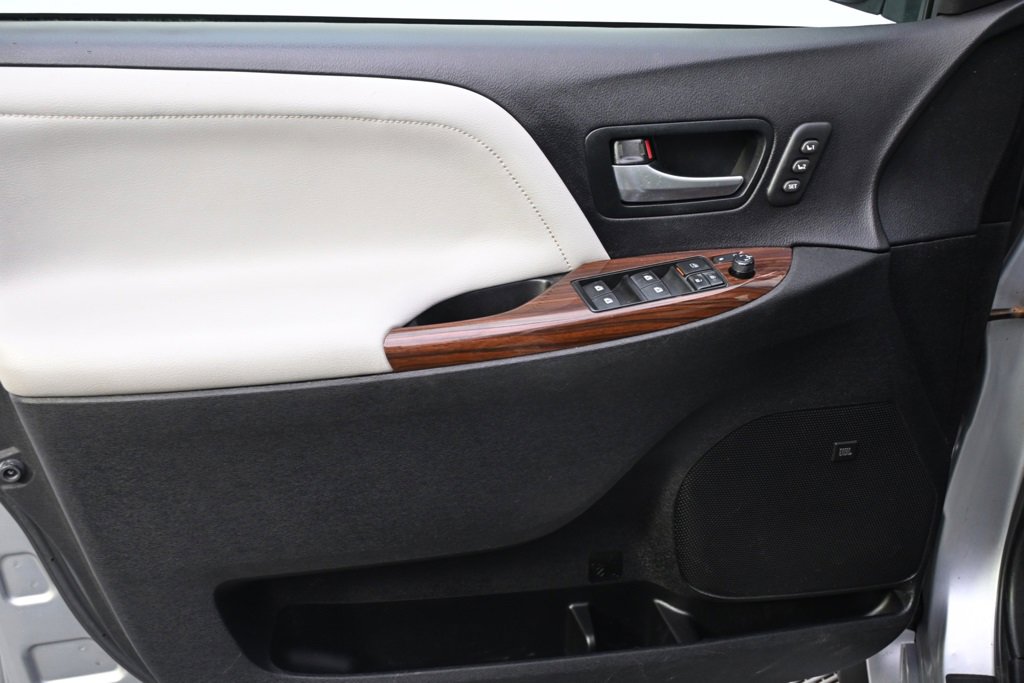 Used 2017 Toyota Sienna Limited Premium image 21