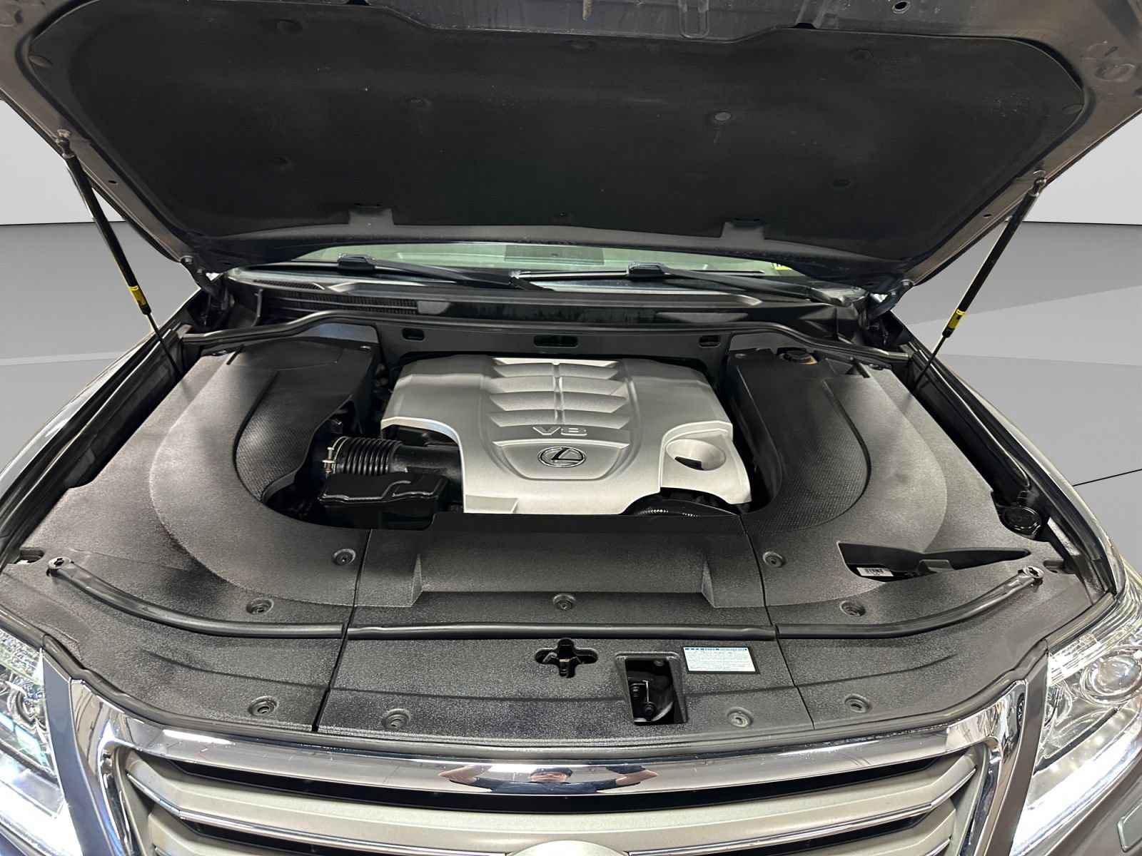 Used 2013 Lexus LX 570 4WD w/ Luxury Pkg image 27