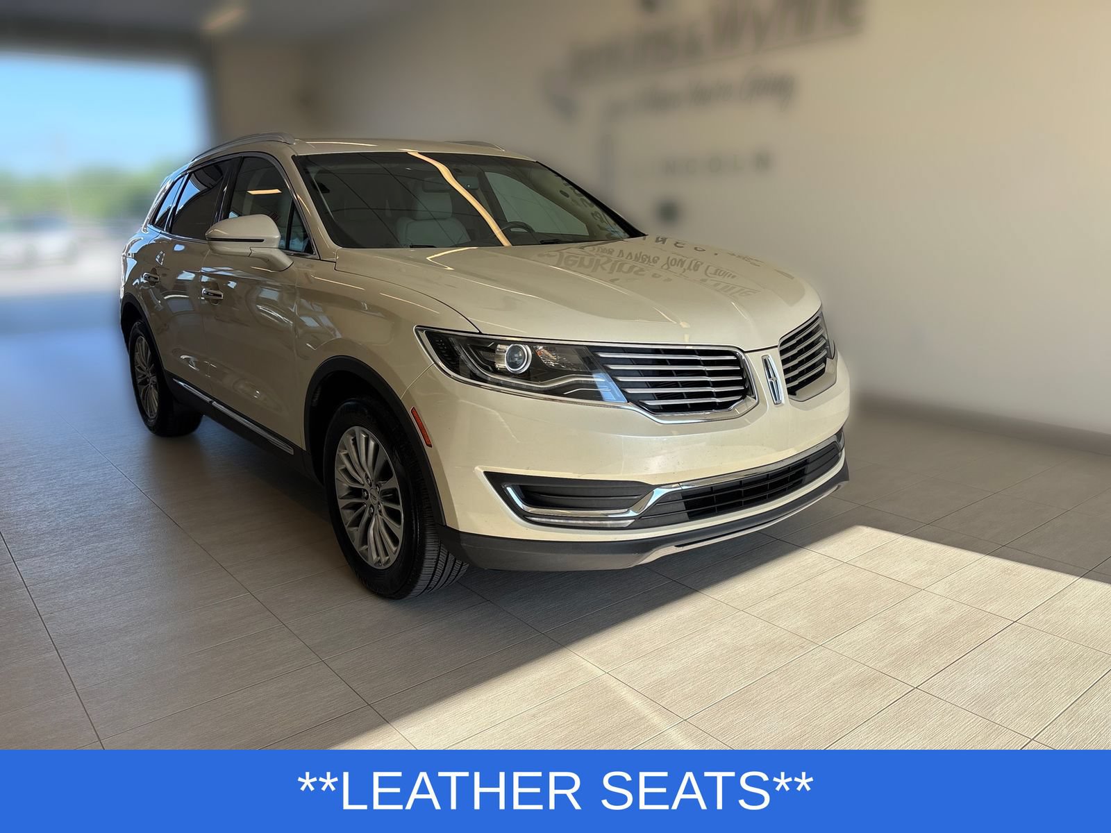 Used 2016 Lincoln MKX Select w/ Select Plus Package FWD image 4