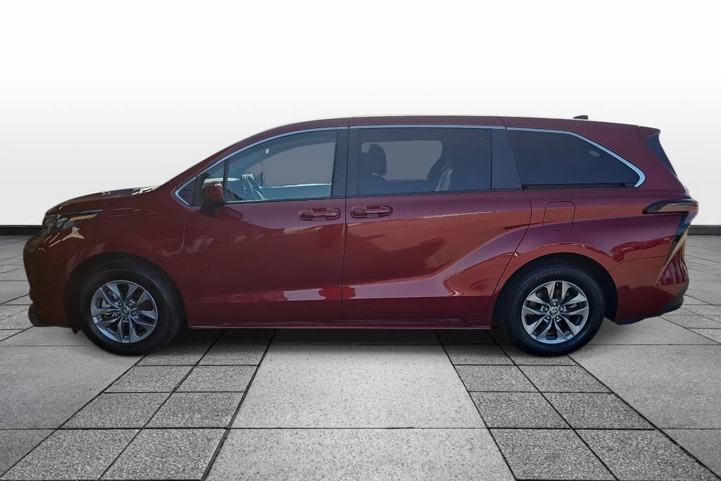 Used 2024 Toyota Sienna LE image 8