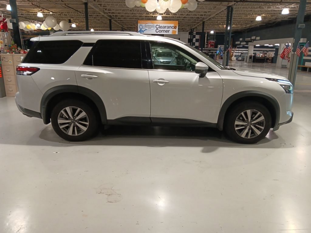 Used 2024 Nissan Pathfinder SL AWD/4WD image 11
