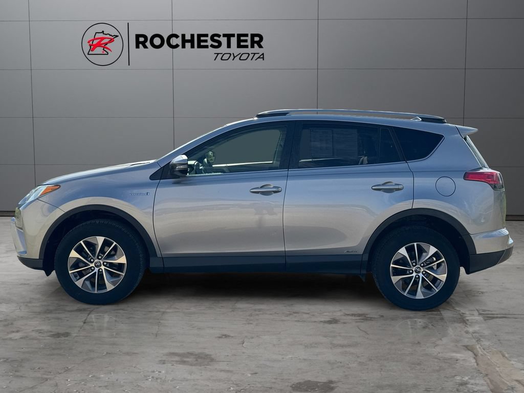 Used 2018 Toyota RAV4 LE AWD/4WD image 2