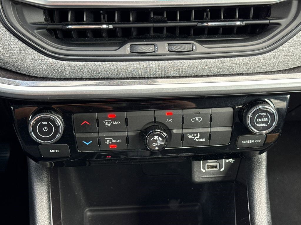 Used 2022 Jeep Compass Latitude FWD image 30