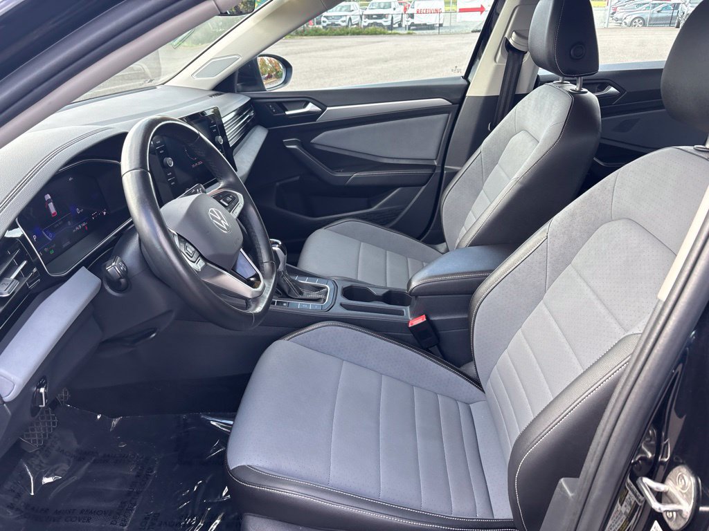 Used 2025 Volkswagen Jetta SE FWD image 8