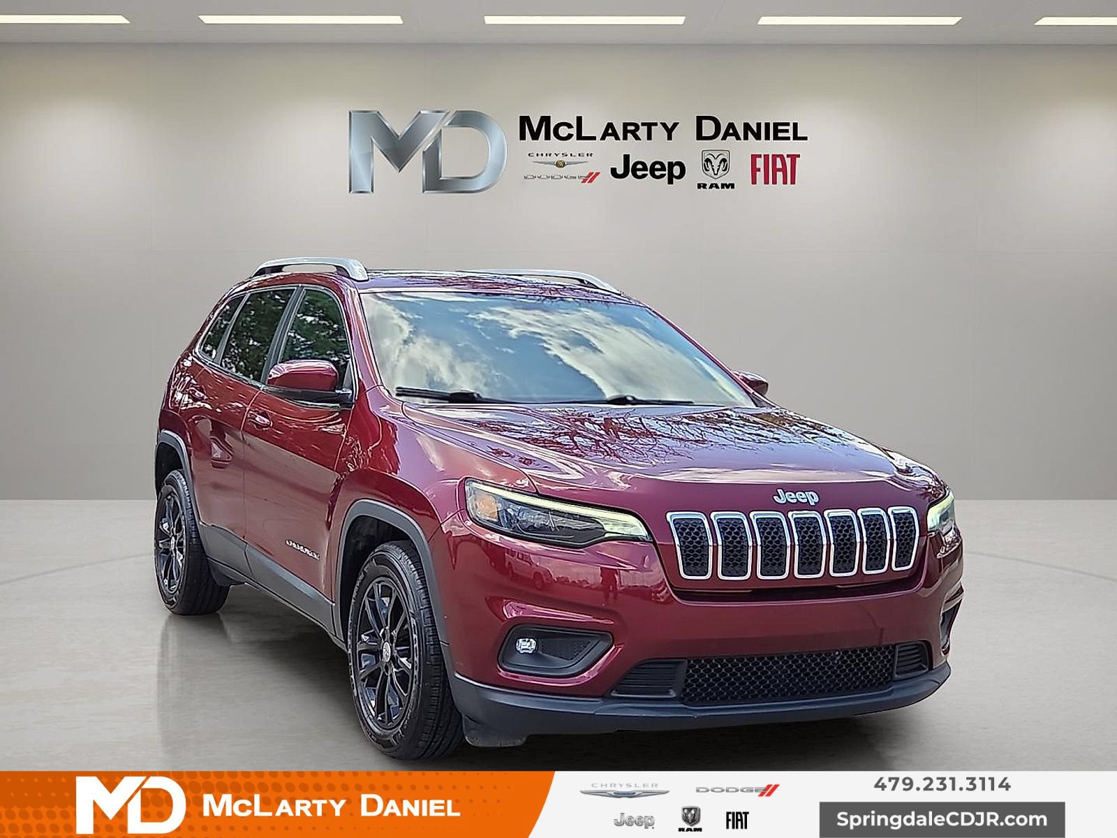 Used 2019 Jeep Cherokee Latitude Plus w/ Comfort/Convenience Group FWD image 1