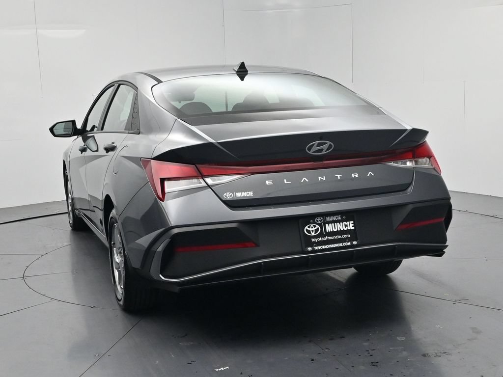 Used 2025 Hyundai Elantra SE FWD image 6