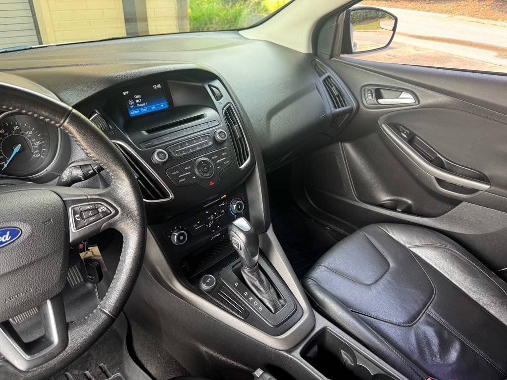 Used 2015 Ford Focus SE w/ Equipment Group 201A FWD image 16