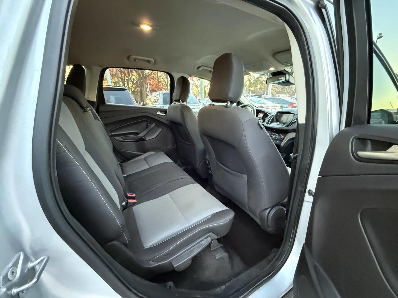 Used 2019 Ford Escape SE image 9