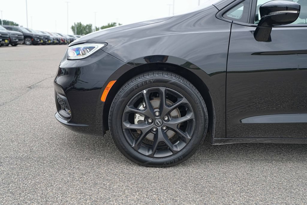 Used 2025 Chrysler Pacifica Limited FWD image 11