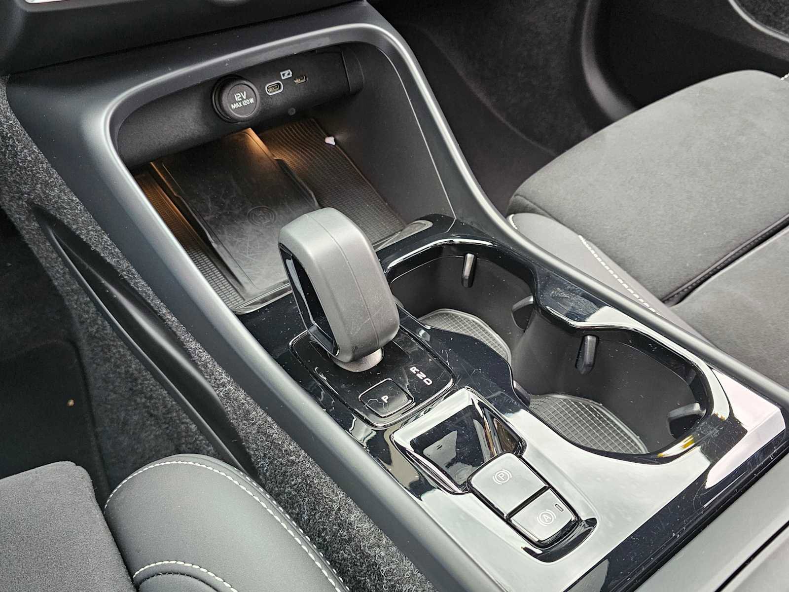 Certified 2025 Volvo XC40 B5 Plus image 25