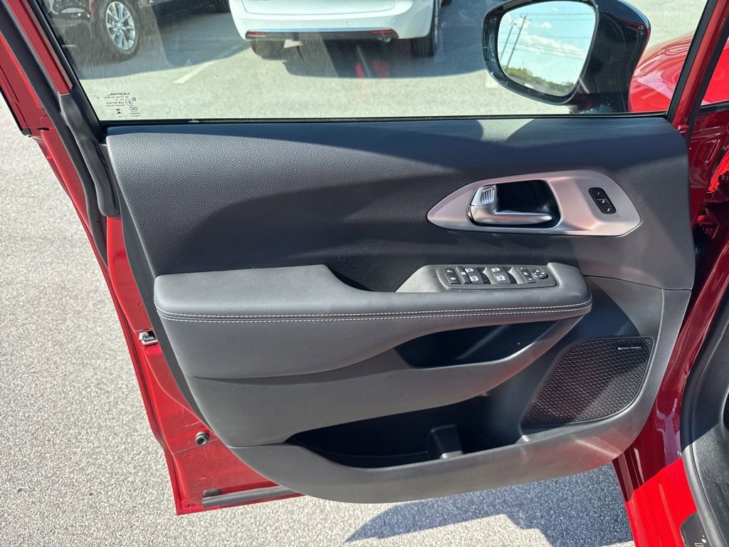 New 2026 Chrysler Pacifica Limited w/ Uconnect Theater Family Group image 10