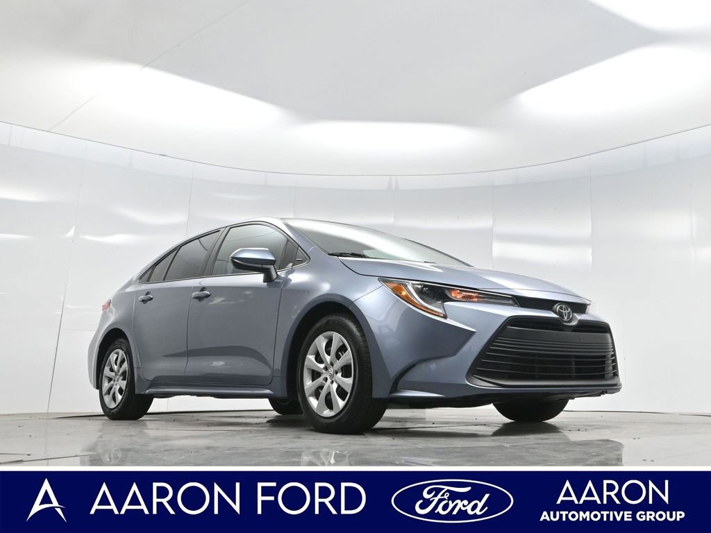 Used 2025 Toyota Corolla LE image 3