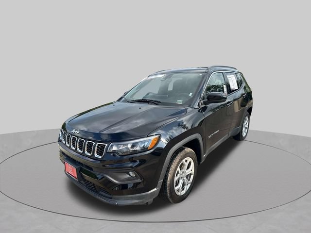 Used 2024 Jeep Compass Latitude AWD/4WD image 4