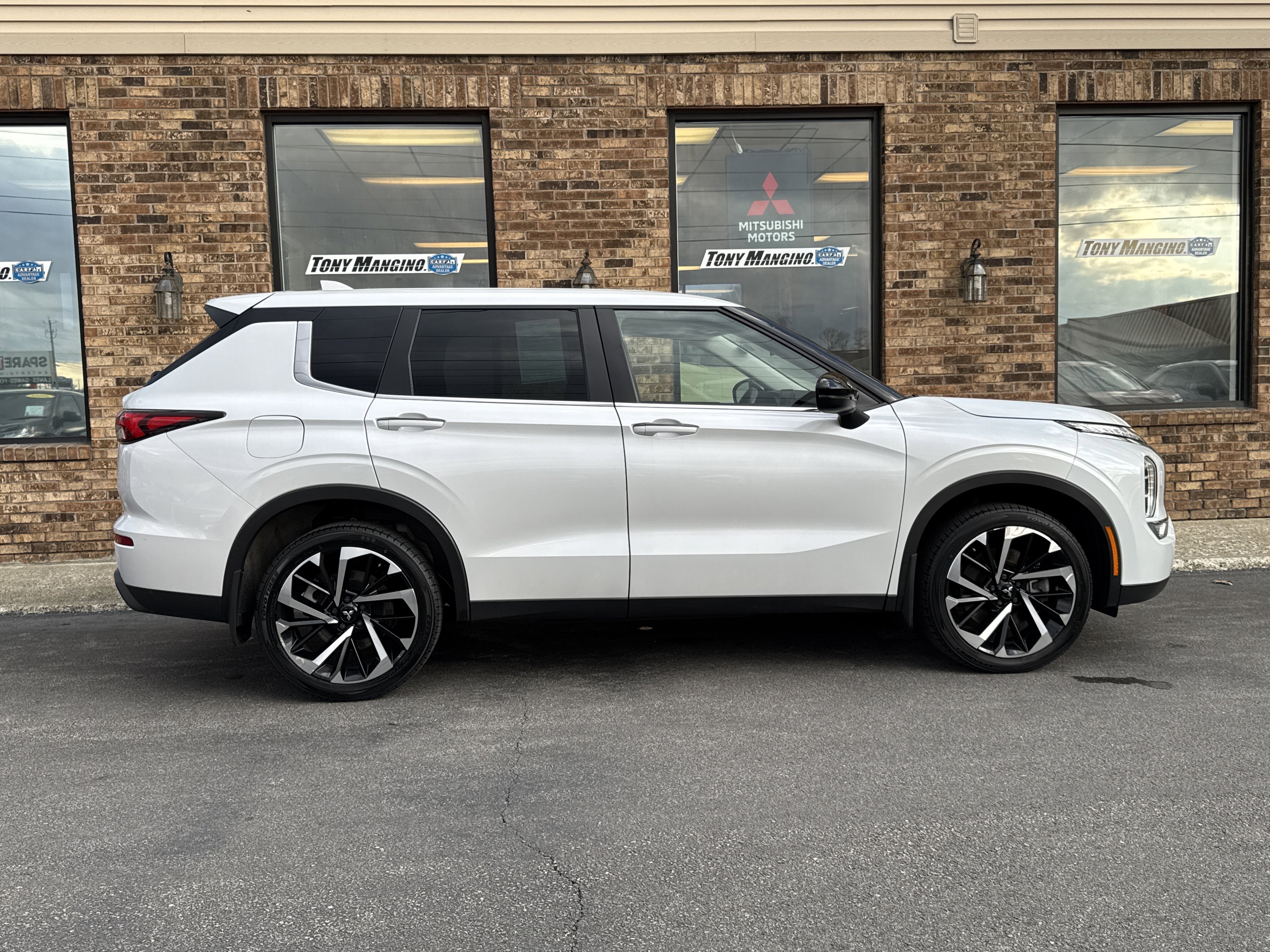 Used 2022 Mitsubishi Outlander ES image 4