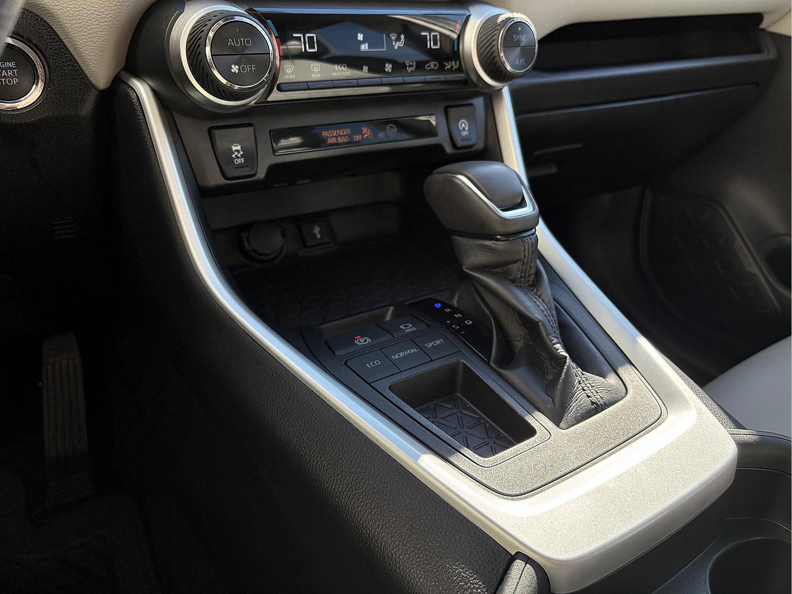 Used 2021 Toyota RAV4 XLE Premium w/ Carpet Mat Package (TMS) FWD image 26