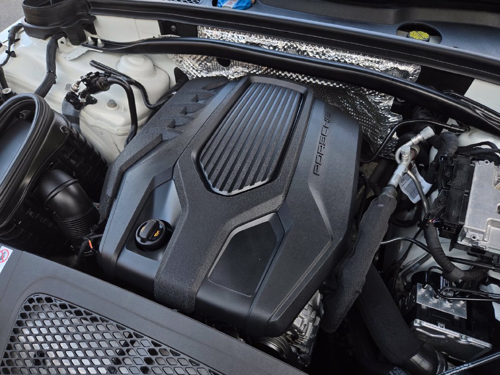 Used 2024 Porsche Macan AWD/4WD image 37