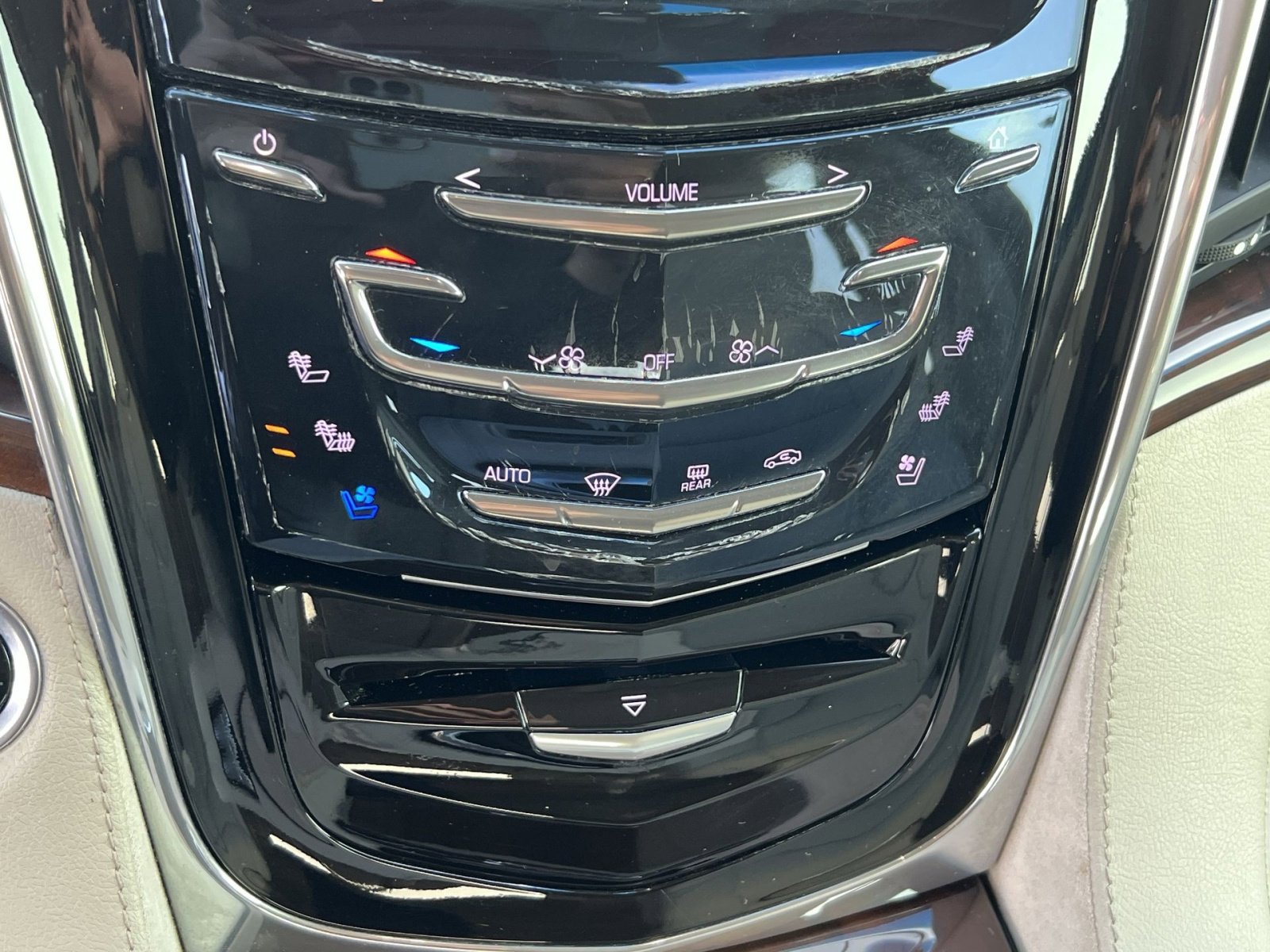 Used 2017 Cadillac Escalade Luxury image 19