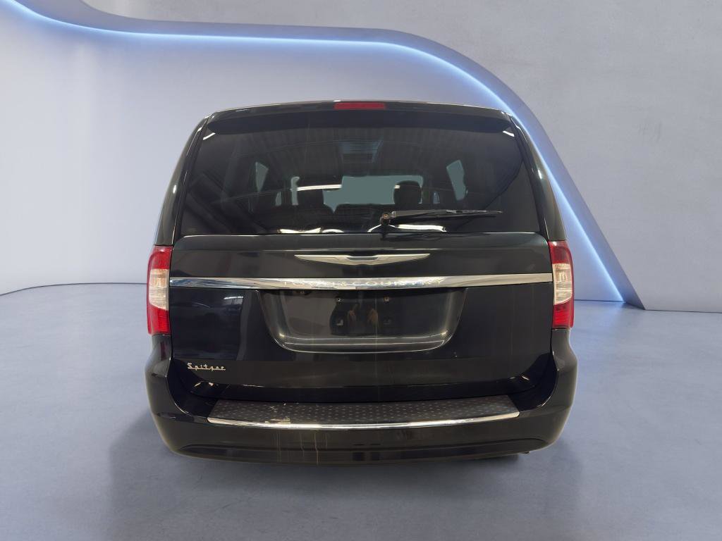 Used 2016 Chrysler Town & Country Touring FWD image 5