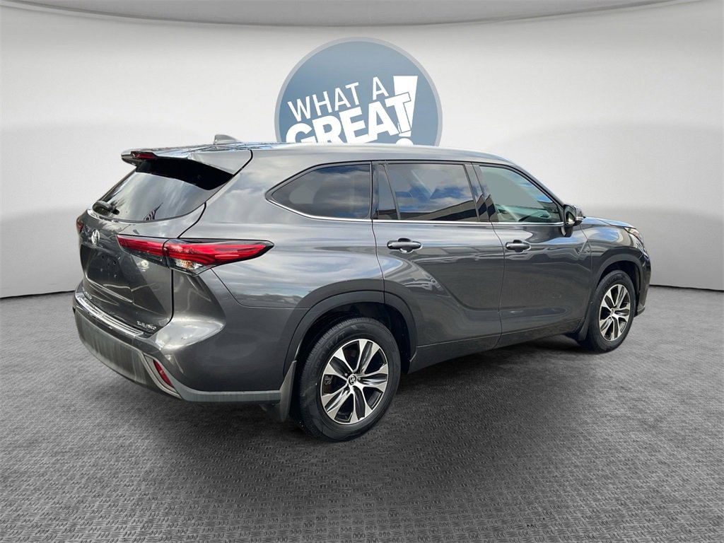 Used 2022 Toyota Highlander XLE image 3