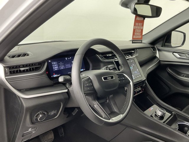 Used 2024 Jeep Grand Cherokee Altitude image 11