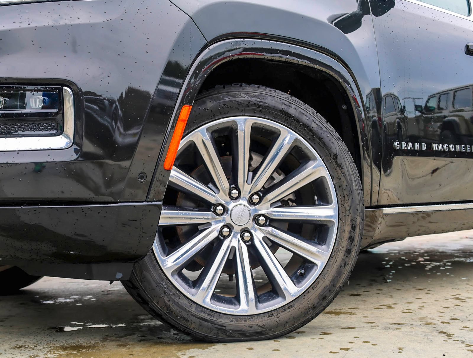 Used 2023 Jeep Grand Wagoneer L Series II AWD/4WD image 2
