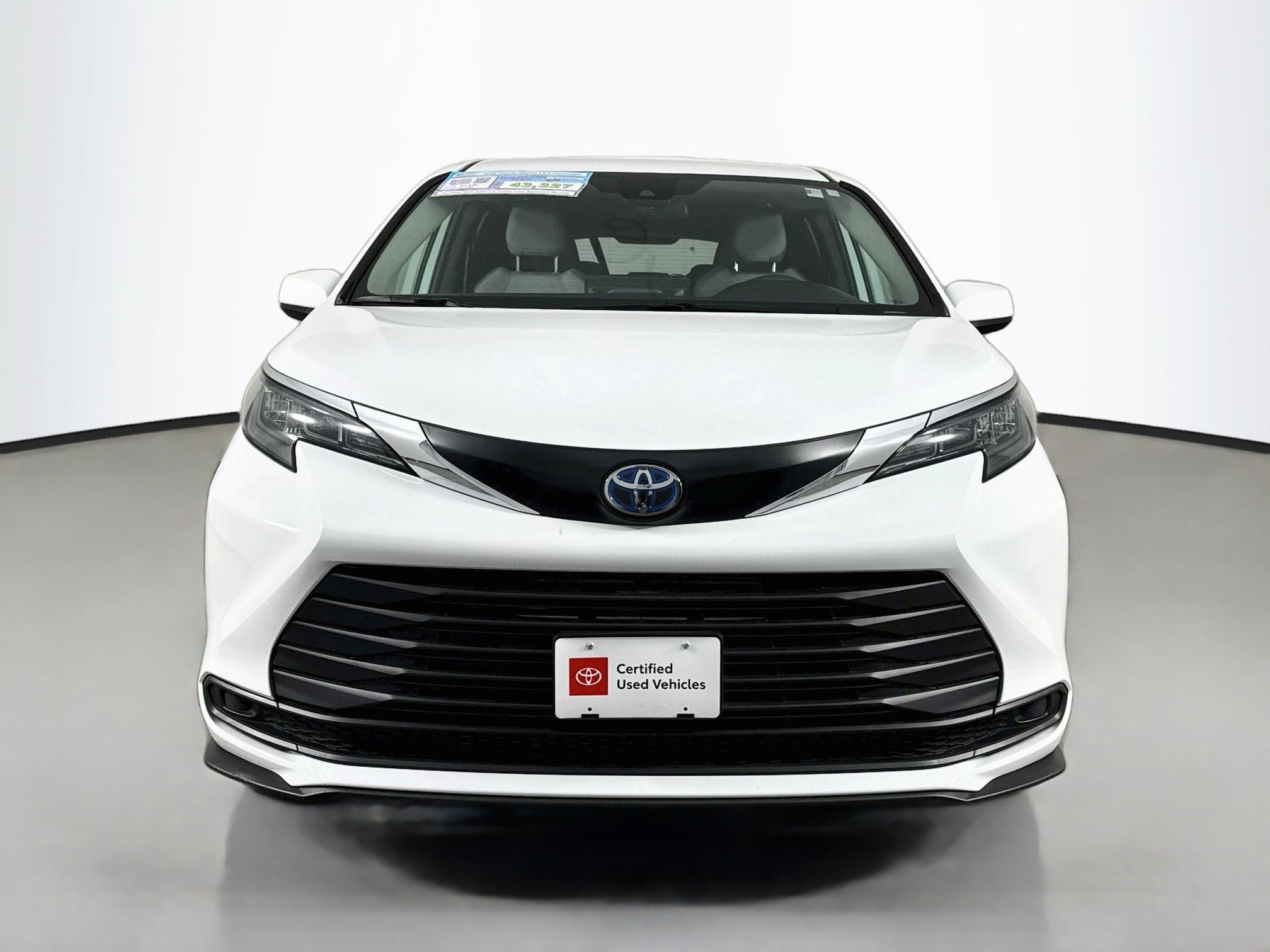 Certified 2025 Toyota Sienna LE FWD image 2
