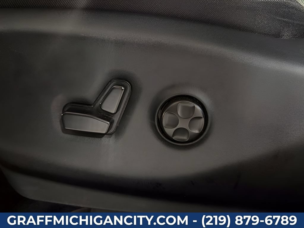 Used 2025 Chrysler Pacifica Limited FWD image 17