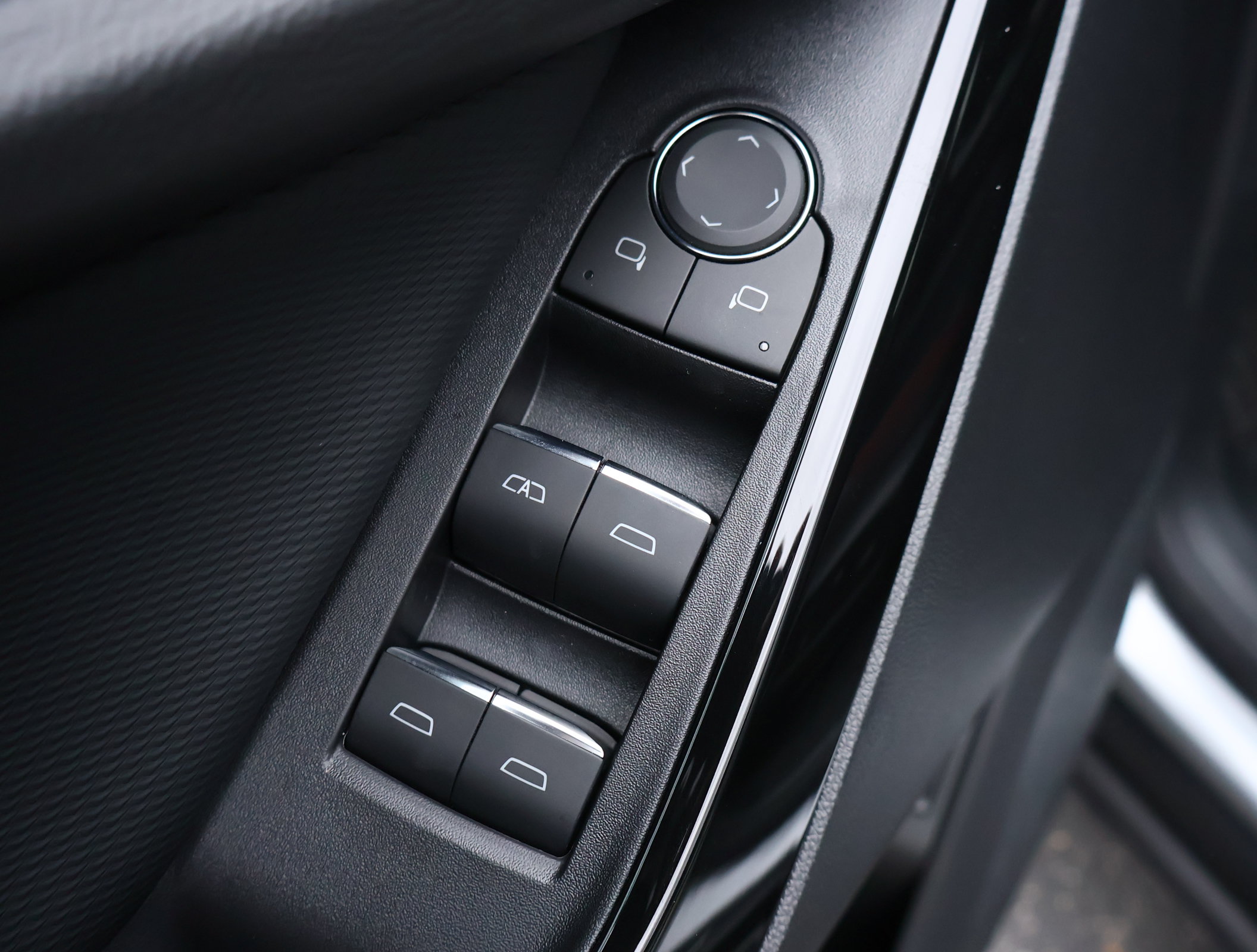 New 2027 Chevrolet Equinox RS w/ Safety and Technology Package FWD image 8