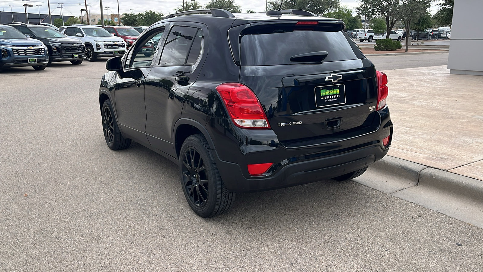 Used 2022 Chevrolet Trax LT w/ Midnight Edition AWD/4WD image 6