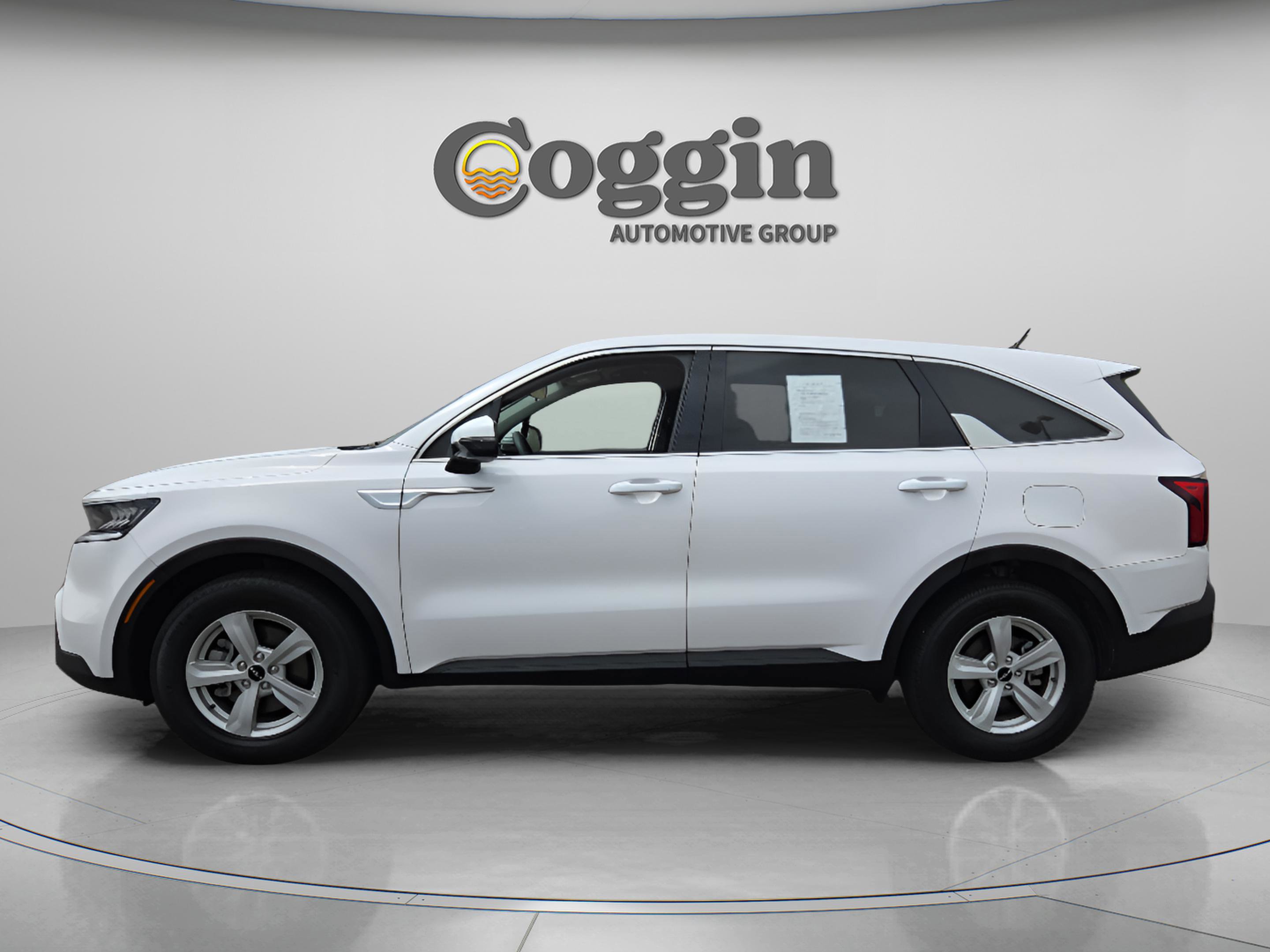 Used 2023 Kia Sorento LX image 2
