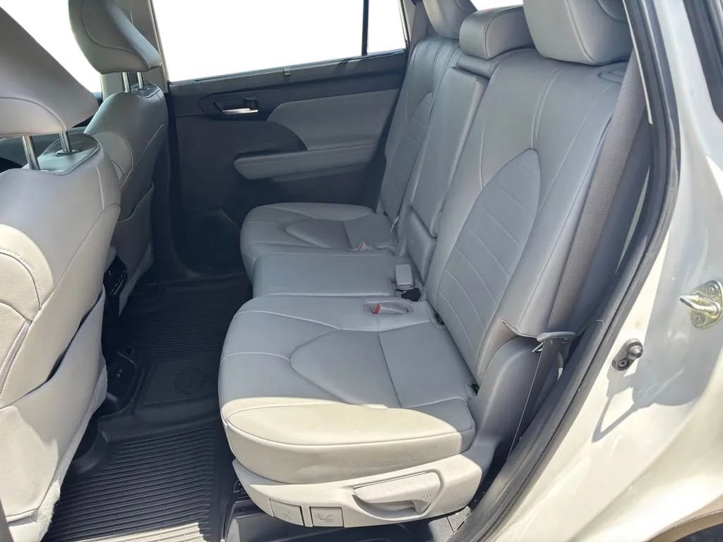 Used 2023 Toyota Highlander XLE FWD image 28