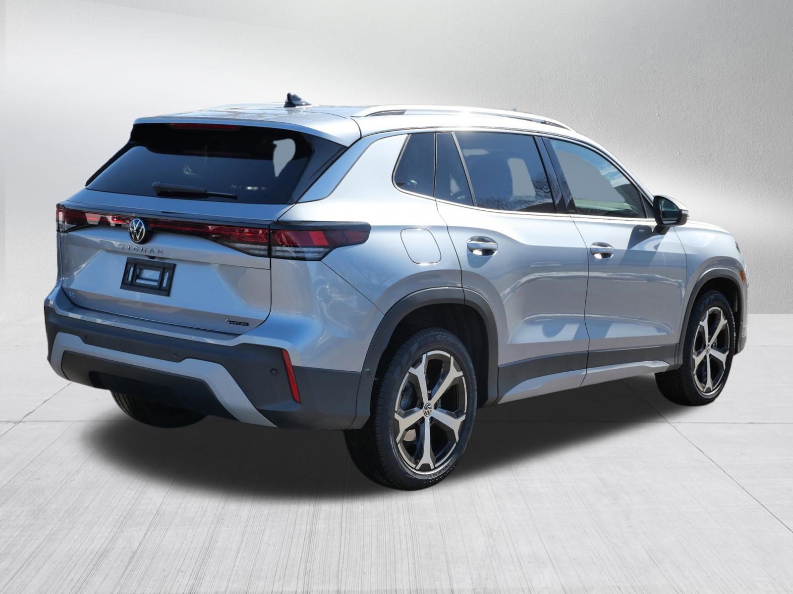 Certified 2025 Volkswagen Tiguan SE image 7