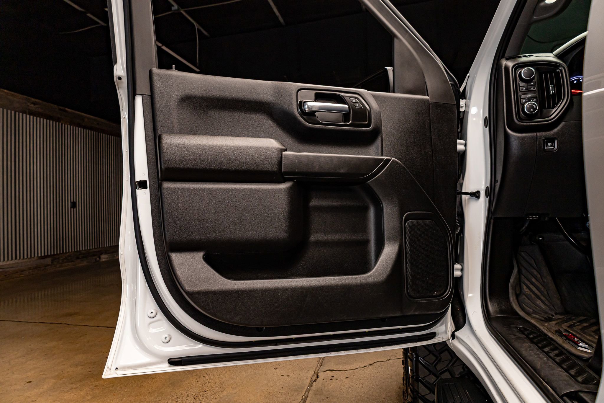 Used 2025 Chevrolet Silverado 1500 Custom Trail Boss w/ LPO, Dark Essentials Package image 31