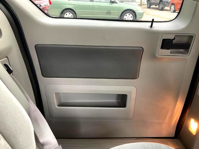 Used 2004 Ford Freestar SE image 26
