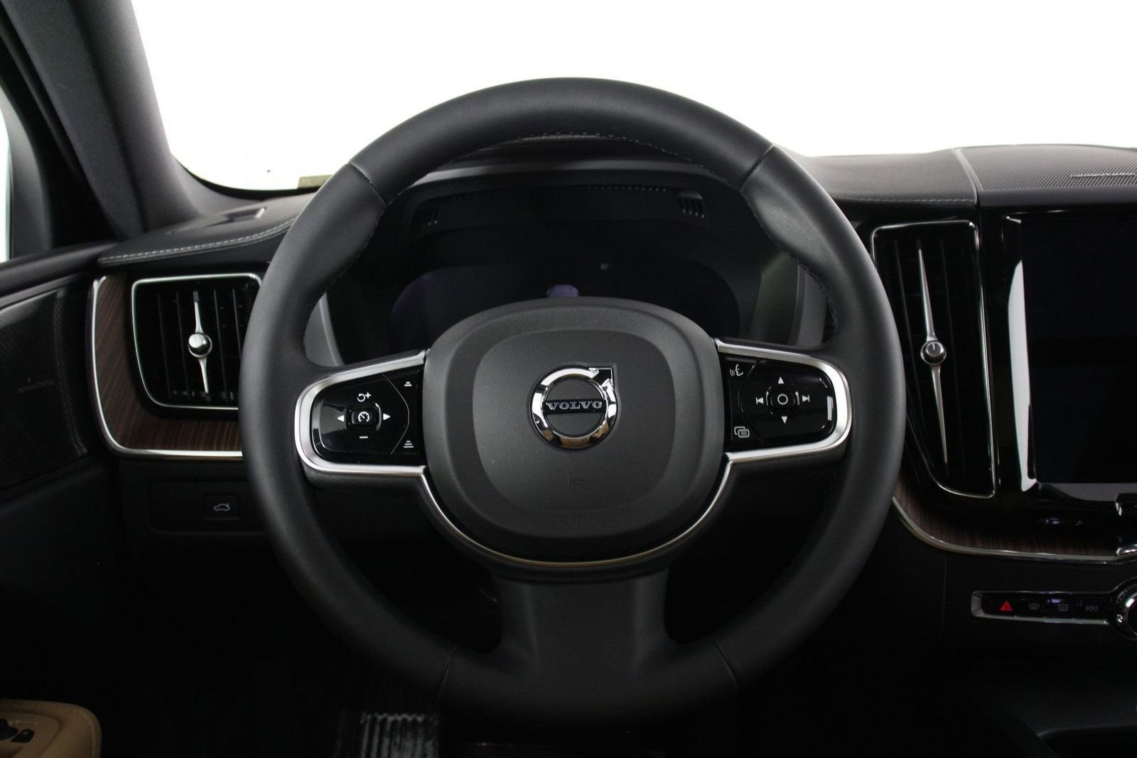 Certified 2023 Volvo XC60 B5 Ultimate w/ Climate Package image 8