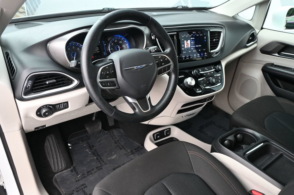Used 2020 Chrysler Pacifica Touring w/ Tire & Wheel Group FWD image 8