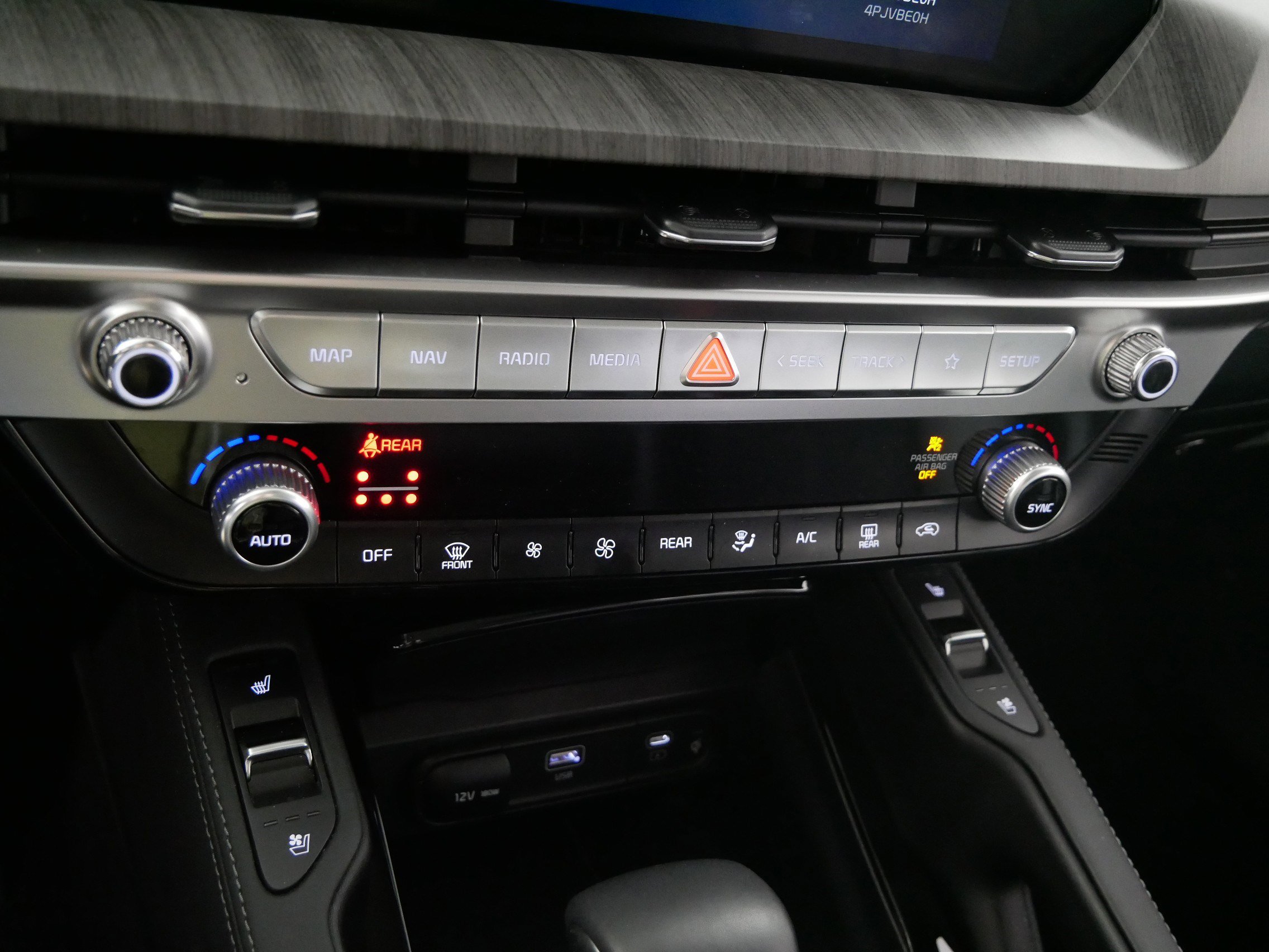 Used 2024 Kia Telluride EX w/ EX Captain's Chair Package image 23