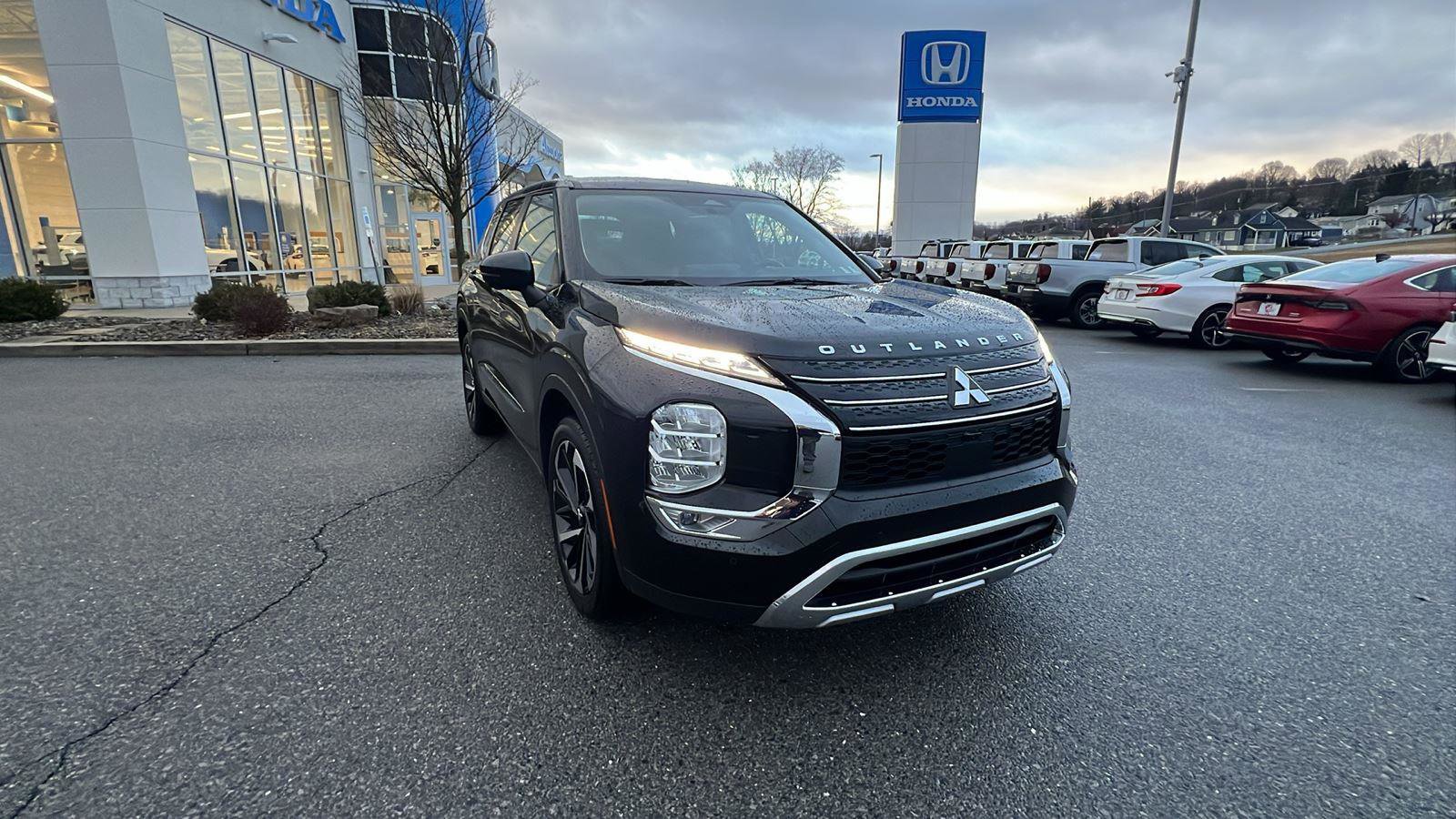 Used 2024 Mitsubishi Outlander SE image 2