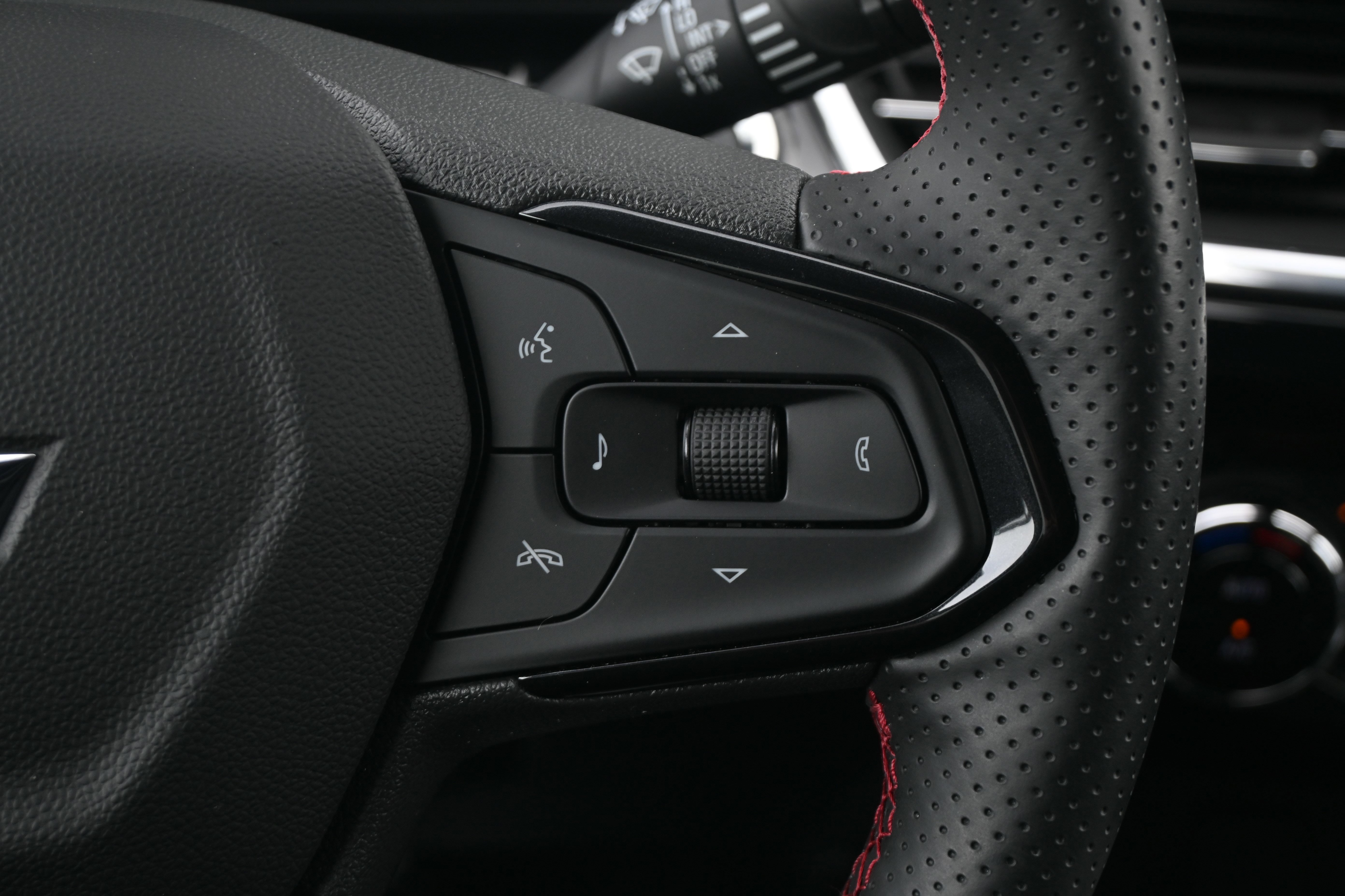 Used 2025 Chevrolet Trax RS w/ Sunroof Package image 32