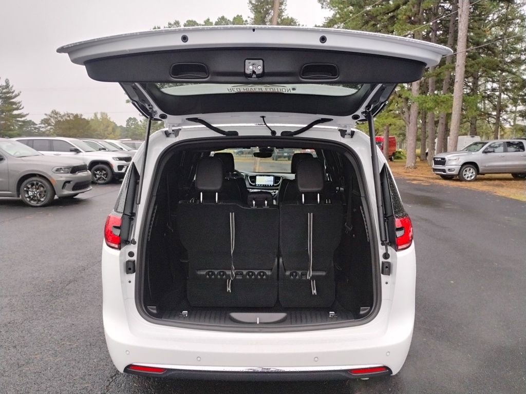 New 2026 Chrysler Pacifica Select image 12