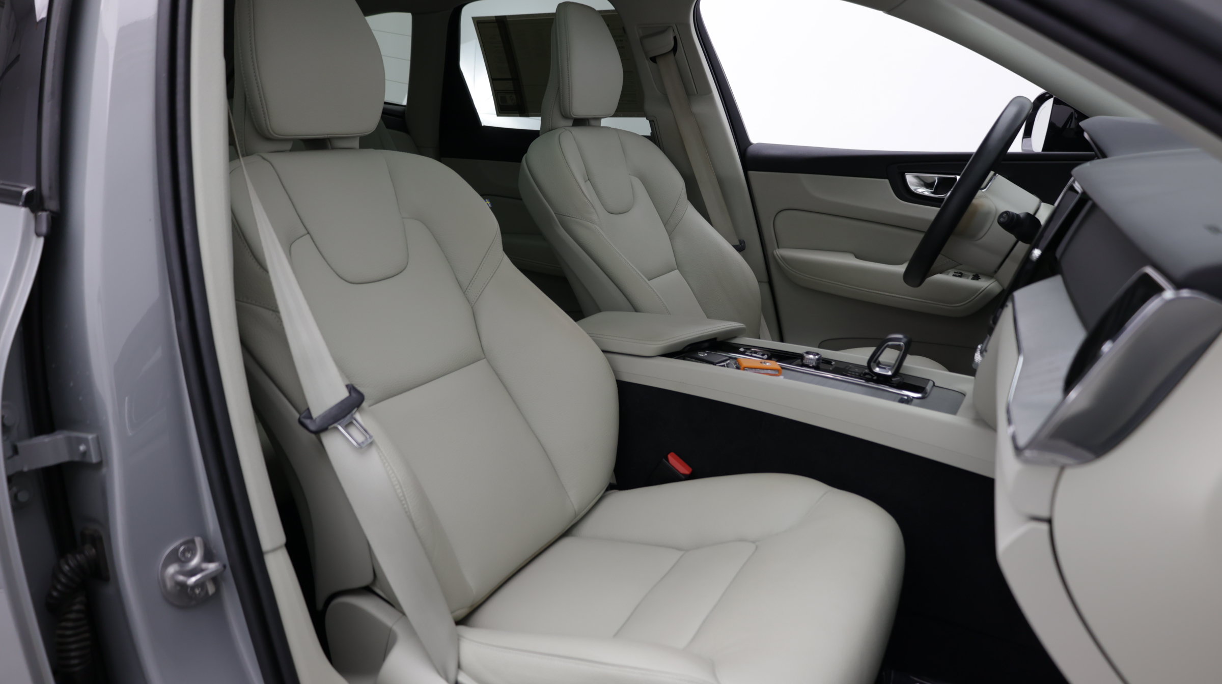 Used 2024 Volvo XC60 B5 Plus AWD/4WD image 37