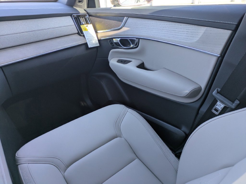 New 2025 Volvo XC90 B6 Core w/ Climate Package AWD/4WD image 18