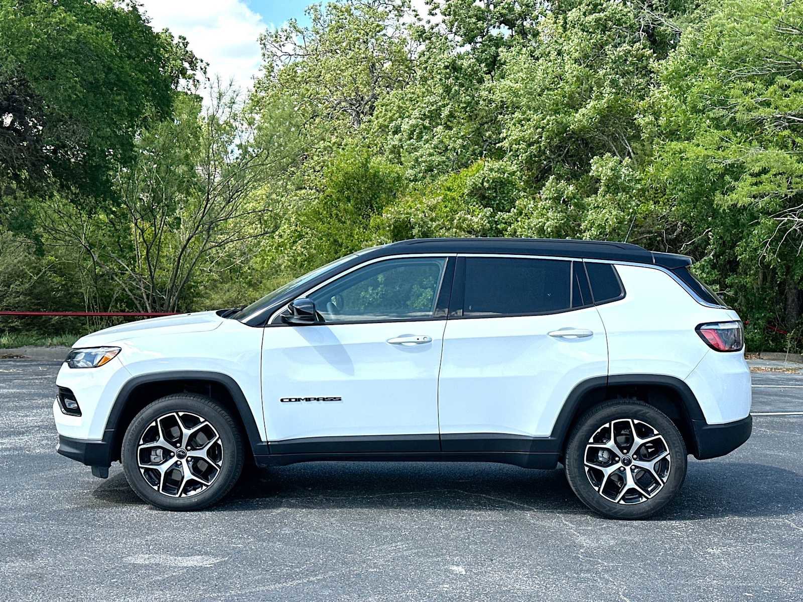 Used 2025 Jeep Compass Limited AWD/4WD image 12
