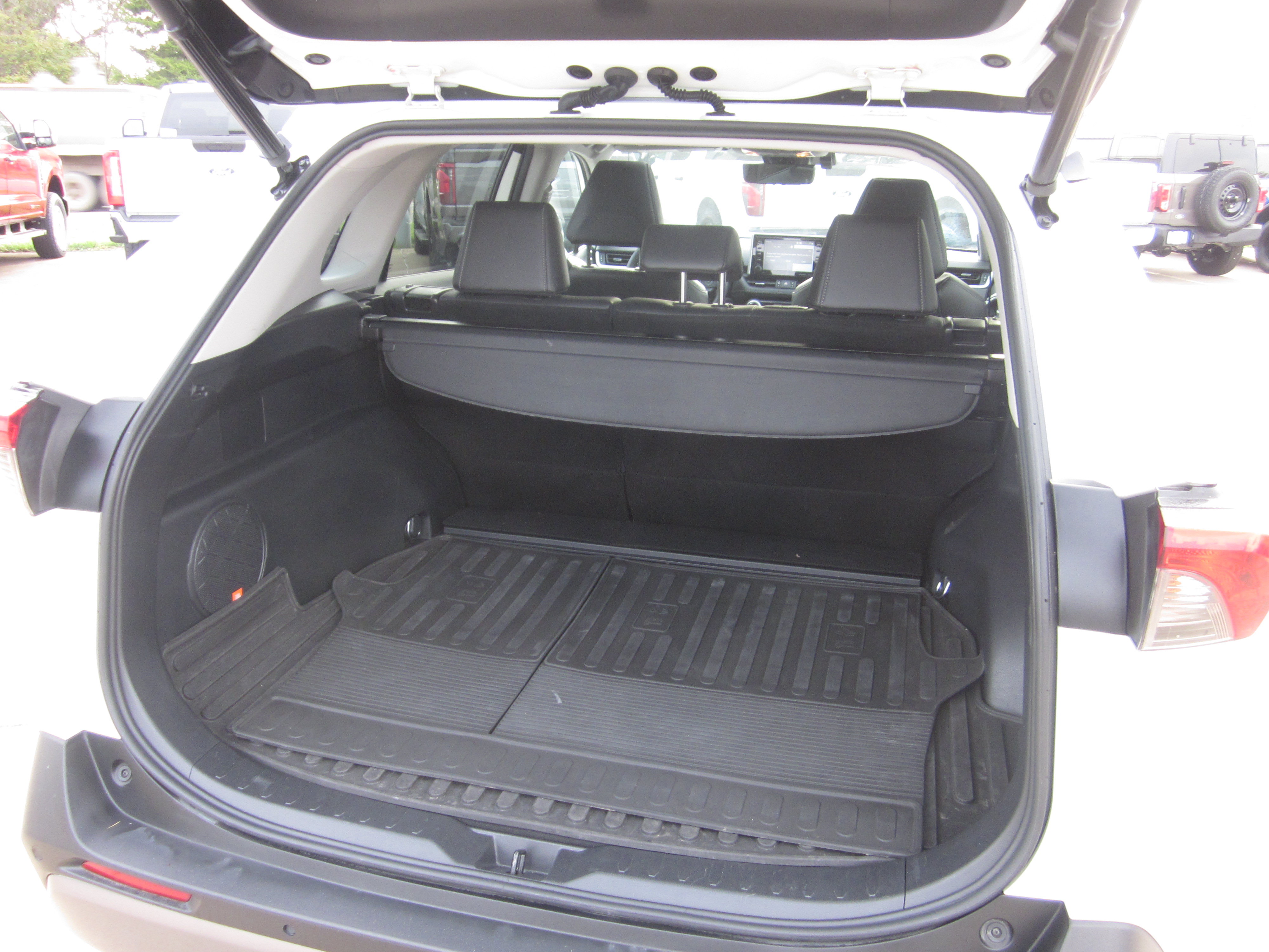 Used 2020 Toyota RAV4 Limited AWD/4WD image 10