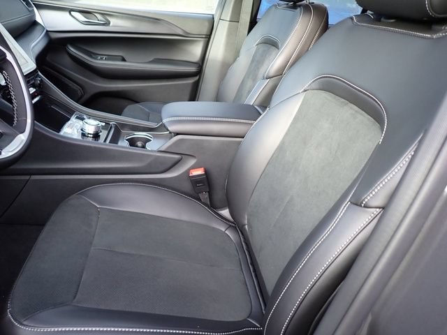 New 2025 Jeep Grand Cherokee Altitude AWD/4WD image 11