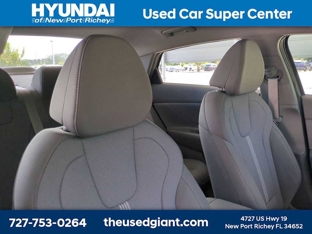 Used 2025 Hyundai Elantra SE FWD image 6