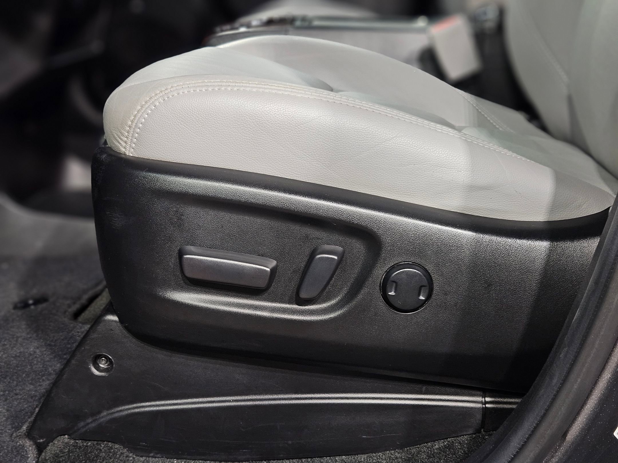 Used 2018 Toyota Sienna Limited image 24