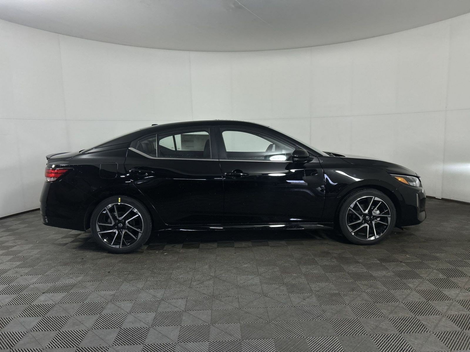 New 2025 Nissan Sentra SR w/ SR Premium Package FWD image 8