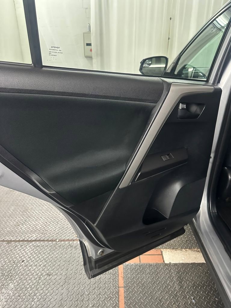 Used 2016 Toyota RAV4 LE AWD/4WD image 24